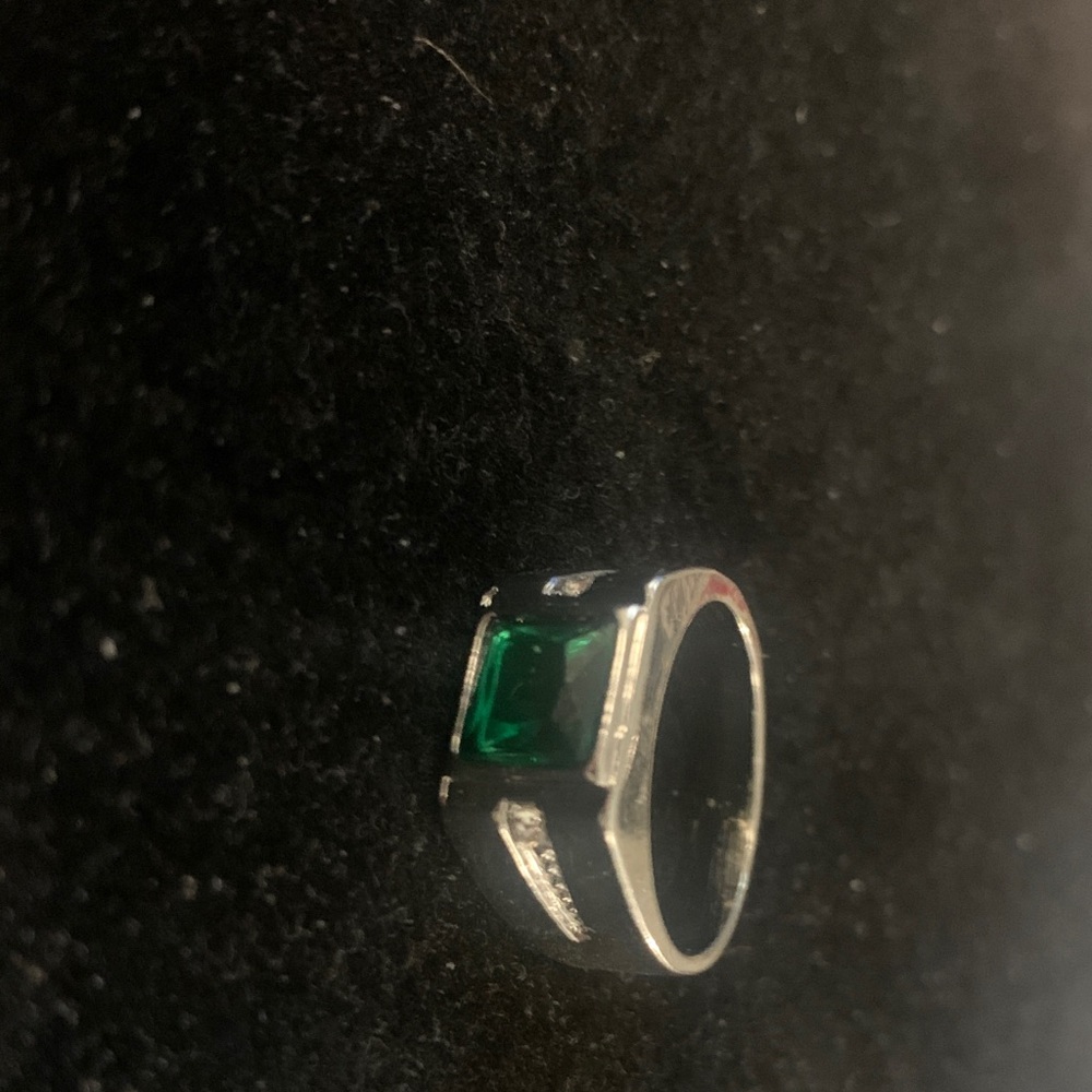 Silver tone ring with green synthetic gem - Picture 2 of 3